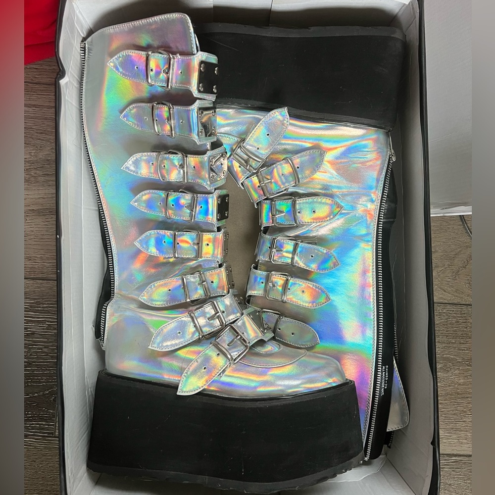 Platform holographic Demonia
